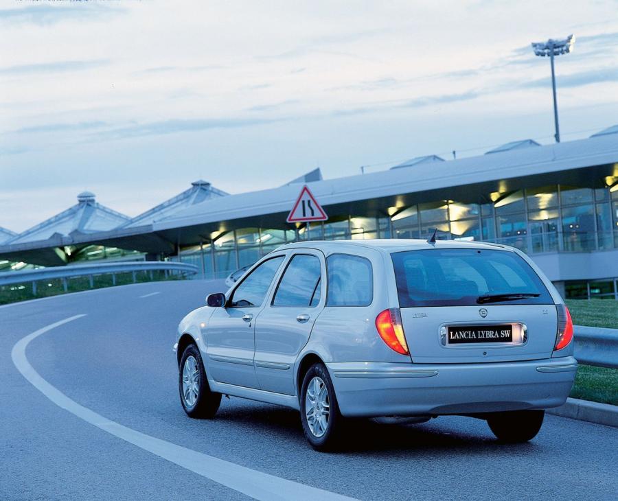  Lancia Lybra SW 1999 года  (фото 27 из 57)